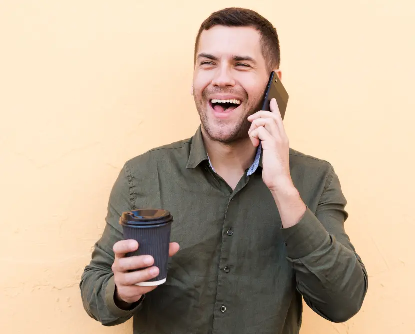 Hombre hablando por celular