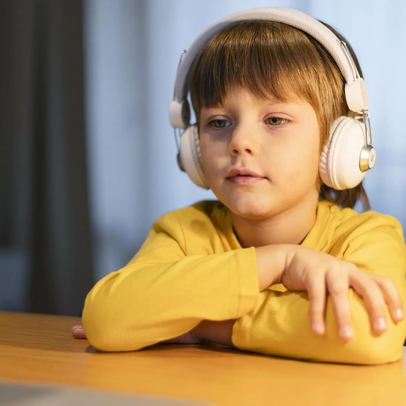Niño con audífonos